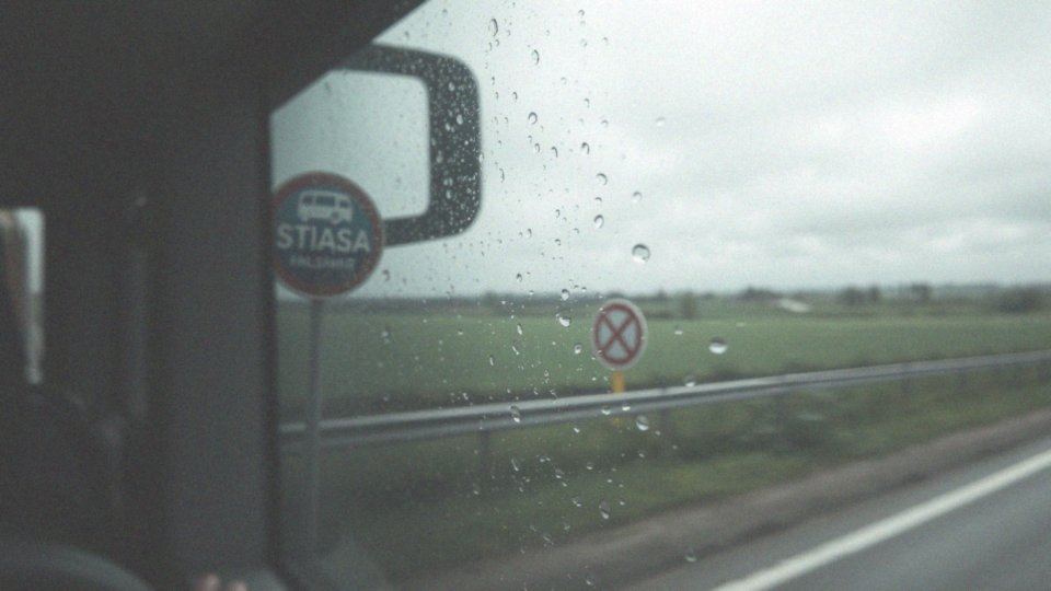 Jakie są dostępne połączenia autobusowe z Warszawy do Stegny?
