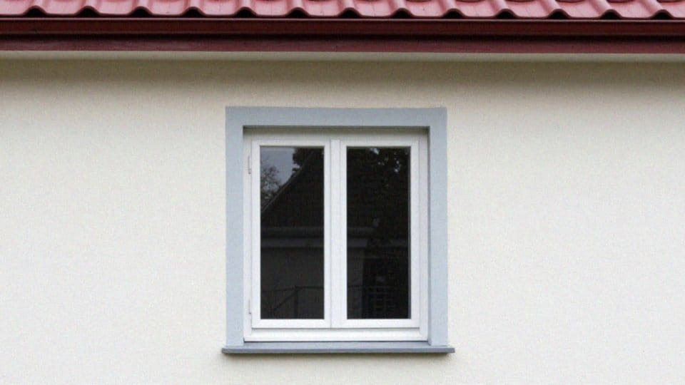 Jak dopasować akcenty i obramowania do białych okien?