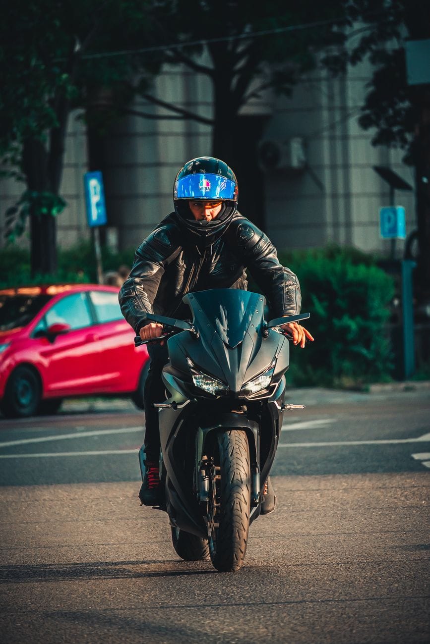 Rozwój infrastruktury a bezpieczeństwo – jak świadomie skompletować wyposażenie na motocykl?