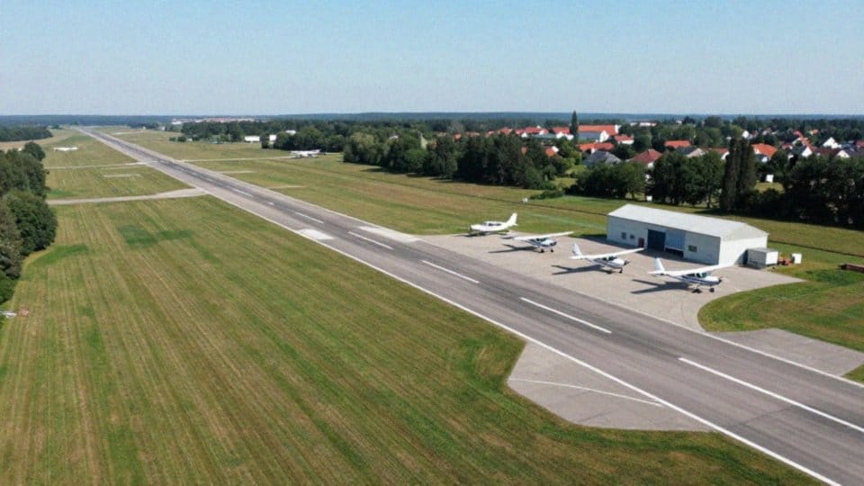 Jakie loty i usługi lotnicze są dostępne na Muchowcu?