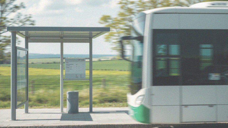 Jakie są korzyści z wyboru komunikacji publicznej w podróży do Stegny?
