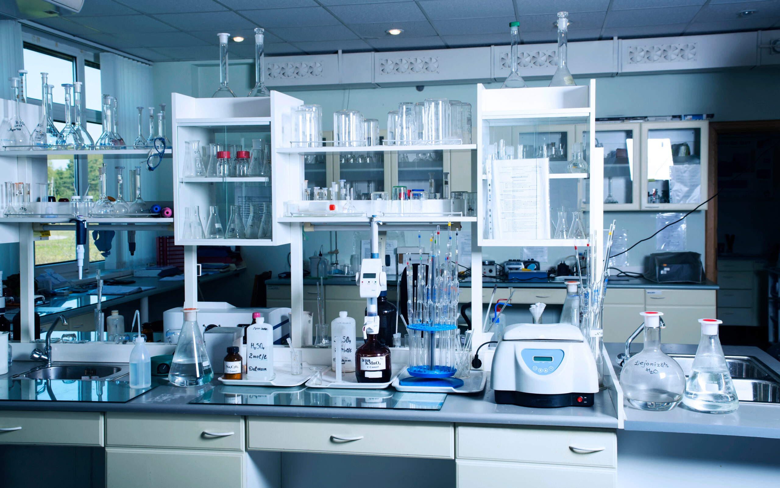 Niezbędnik każdego laboratorium – przegląd najważniejszych naczyń laboratoryjnych