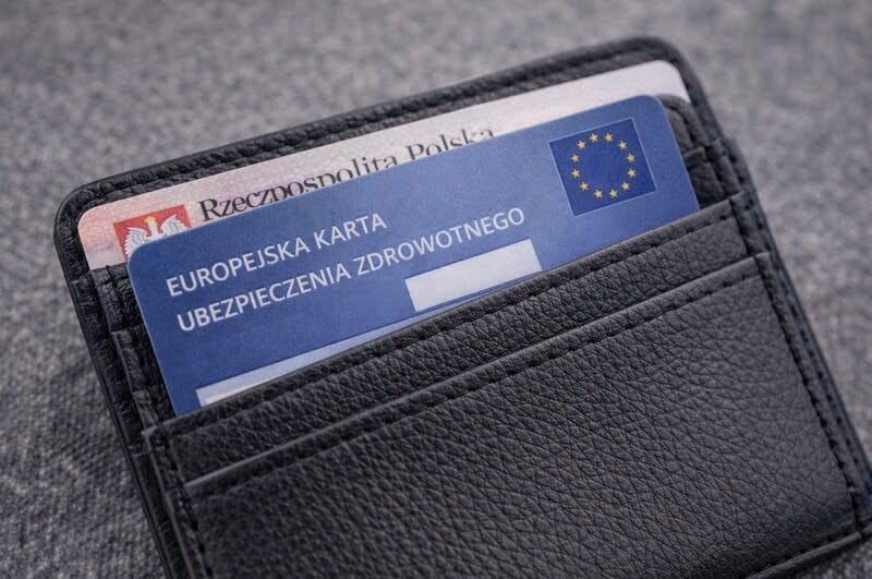 Karta EKUZ – jak działa, gdzie ją wyrobić i dlaczego nie zastąpi polisy turystycznej?